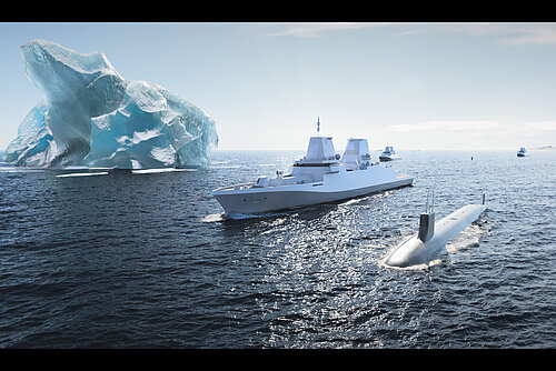 Foto de um grande iceberg no mar, ao lado dele um navio branco e um submarino parcialmente visível na água. O céu está limpo, a superfície da água reflete a luz.